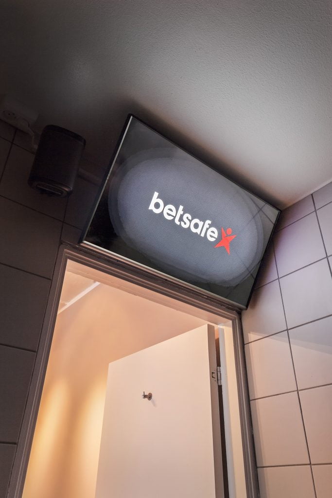 The Betsafe VIP Apartment - Bathroom TV